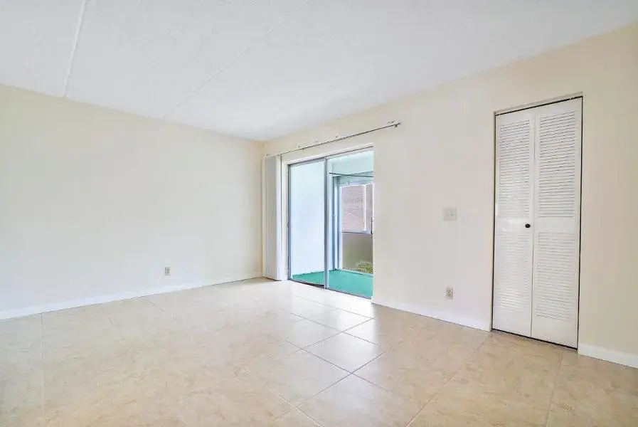 400 VILLAGE GREEN Circle W # 102, Palm Springs FL 33461