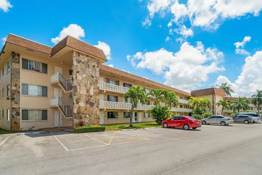 400 VILLAGE GREEN Circle W # 102, Palm Springs FL 33461