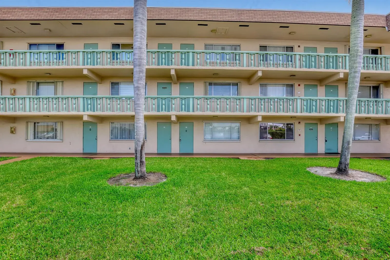 400 VILLAGE GREEN Circle W # 117, Palm Springs FL 33461