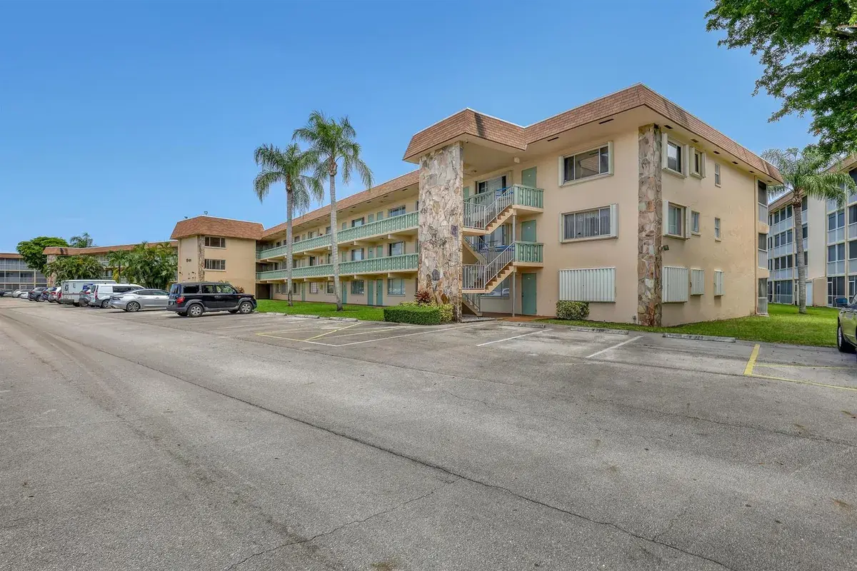 400 VILLAGE GREEN Circle W # 117, Palm Springs FL 33461