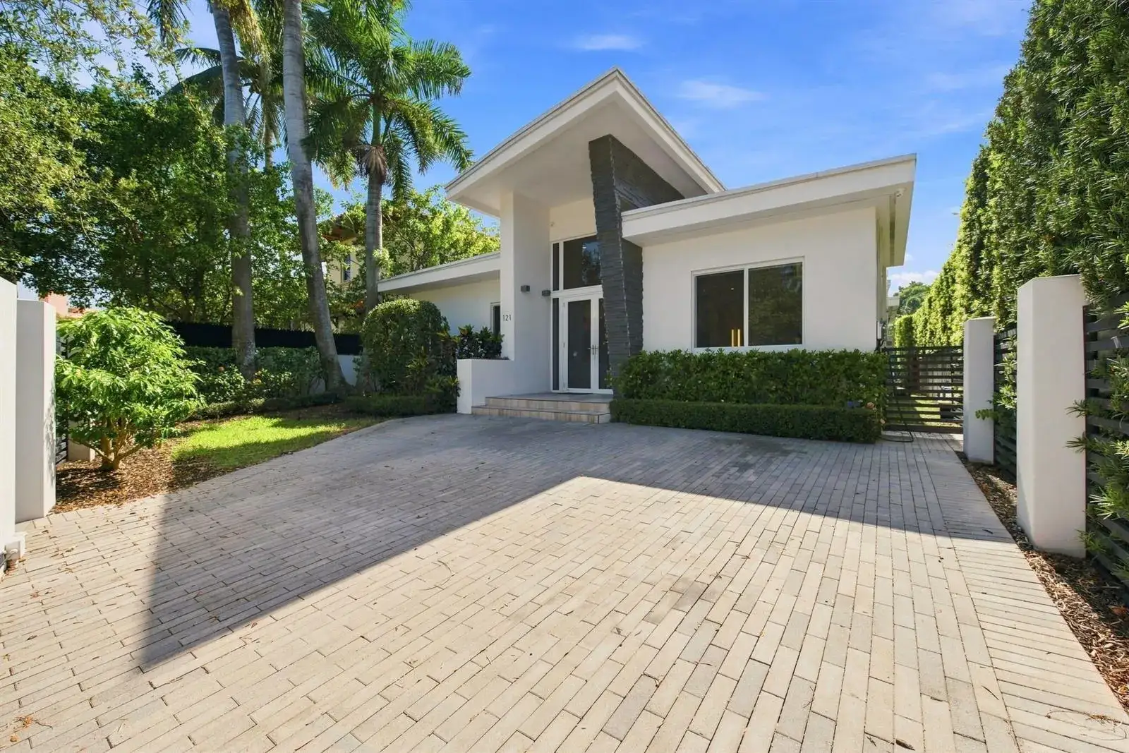 121 S GORDON Road, Fort Lauderdale FL 33301
