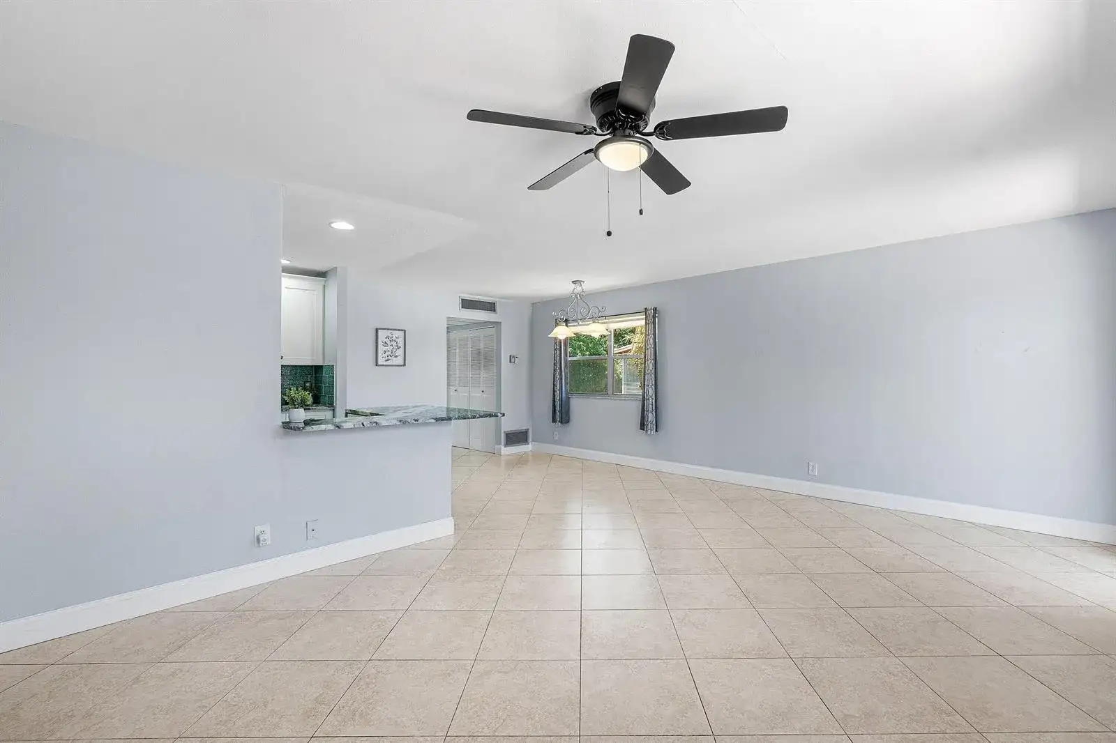 566 Saxony L, Delray Beach FL 33446 photo 2