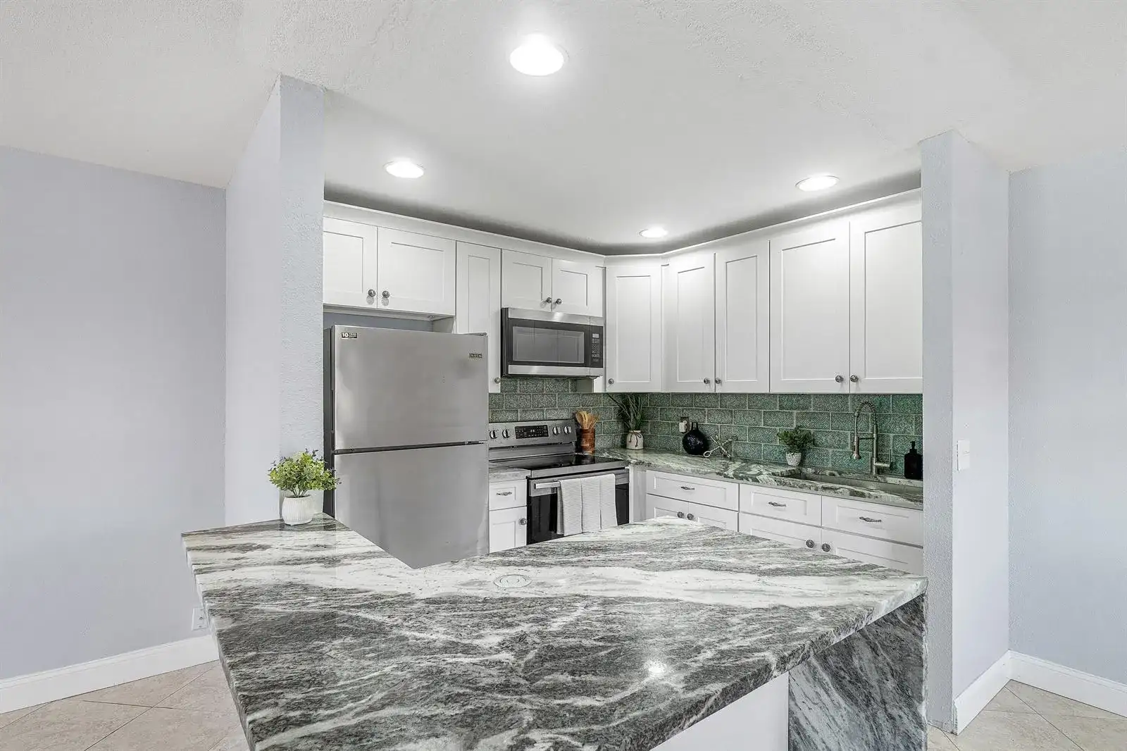 566 Saxony L, Delray Beach FL 33446 photo 4