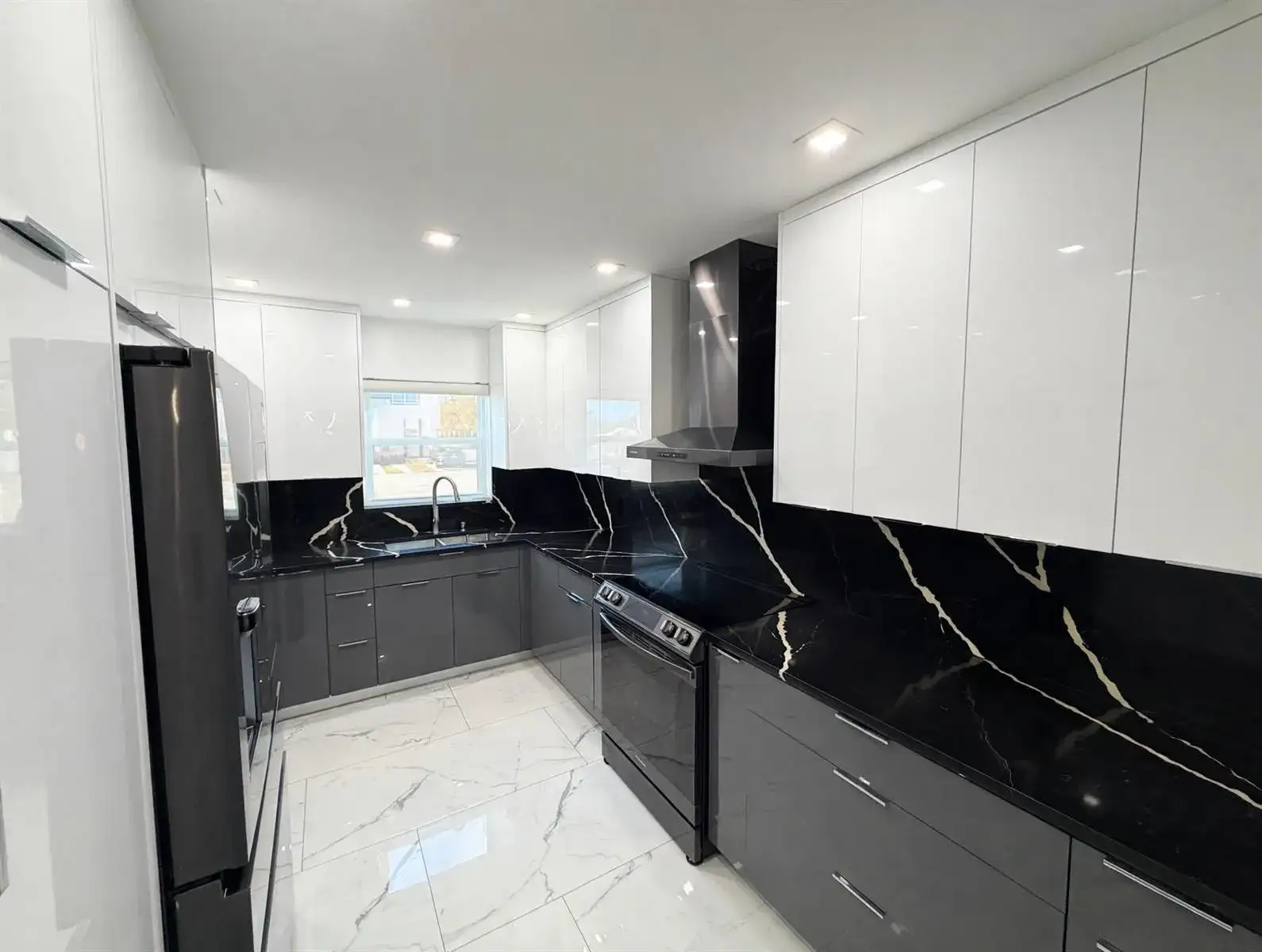 9054 NW 35TH Place, Sunrise FL 33351 photo 2