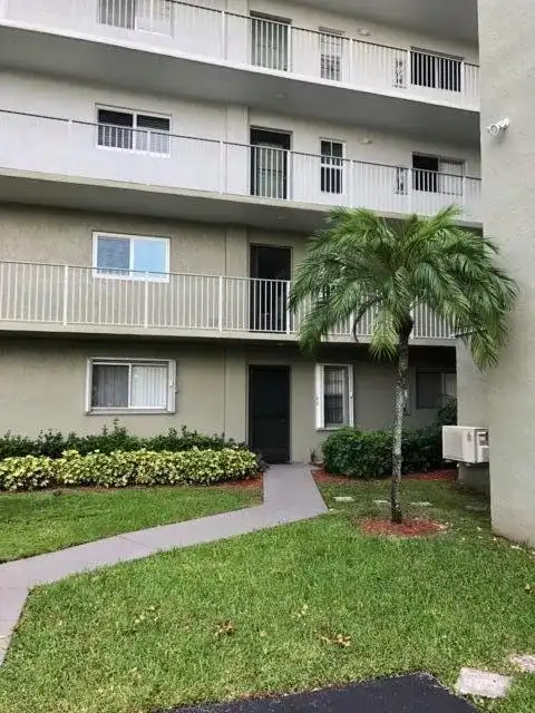 2236 N CYPRESS BEND Drive # 106, Pompano Beach FL 33069