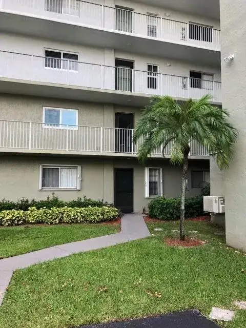 2236 N CYPRESS BEND Drive # 106, Pompano Beach FL 33069
