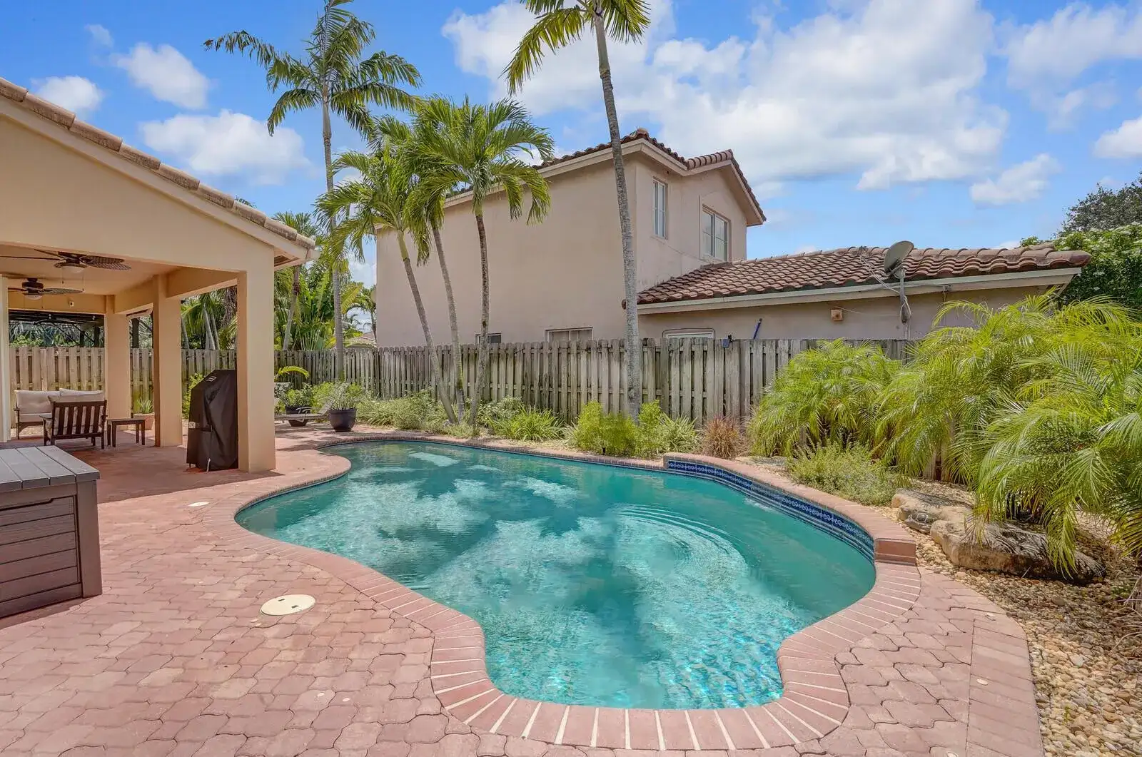 317 E Garden Cove Circle, Davie FL 33325 photo 2