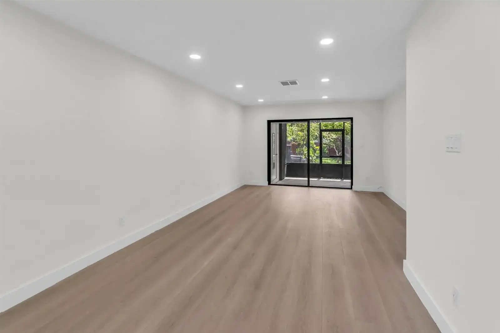 176 NW 106th Terrace, Pembroke Pines FL 33026 photo 2