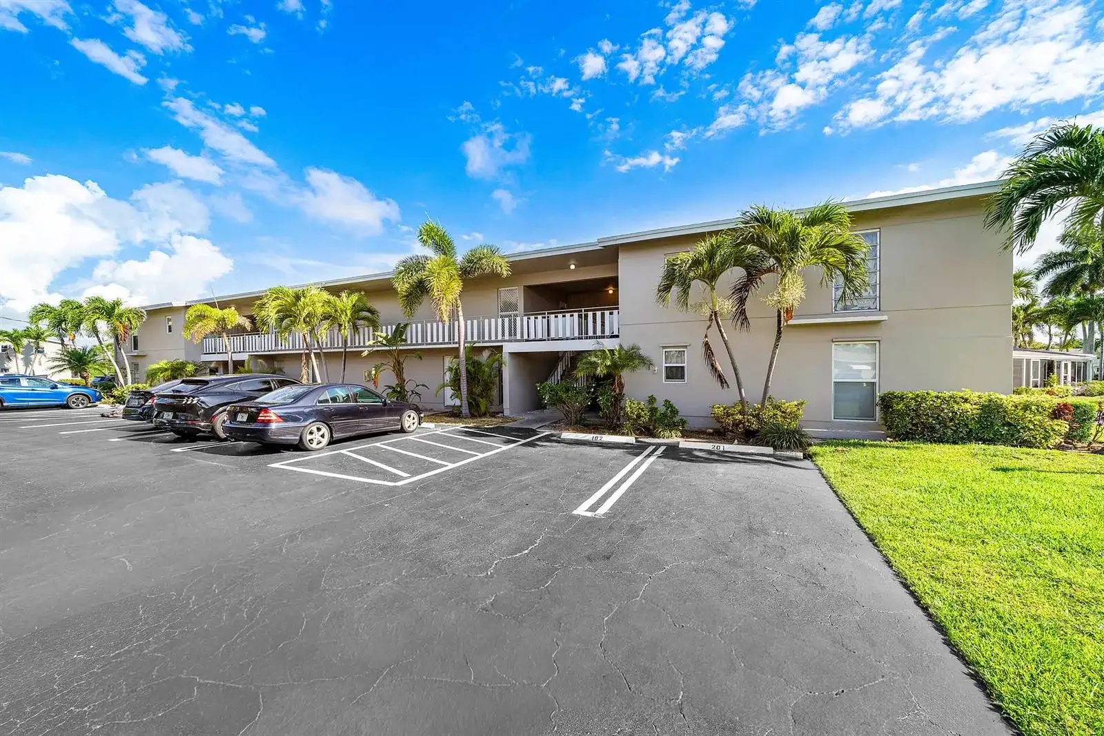 315 CIRCLE Drive S # 201, Boynton Beach FL 33435