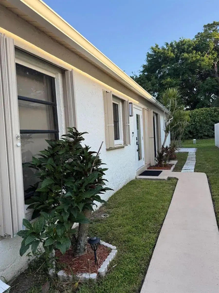 5075 Mirror Lakes Boulevard, Boynton Beach FL 33472 photo 3