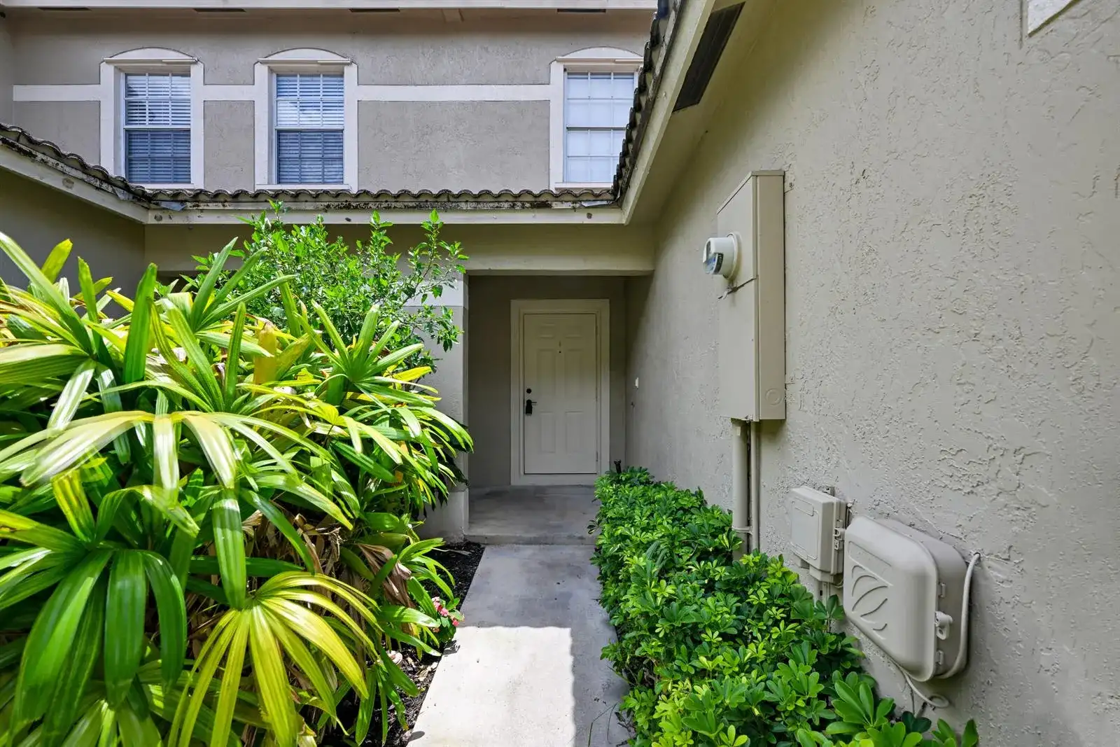 8658 S SOUTHGATE SHORES Circle, Tamarac FL 33321 photo 2