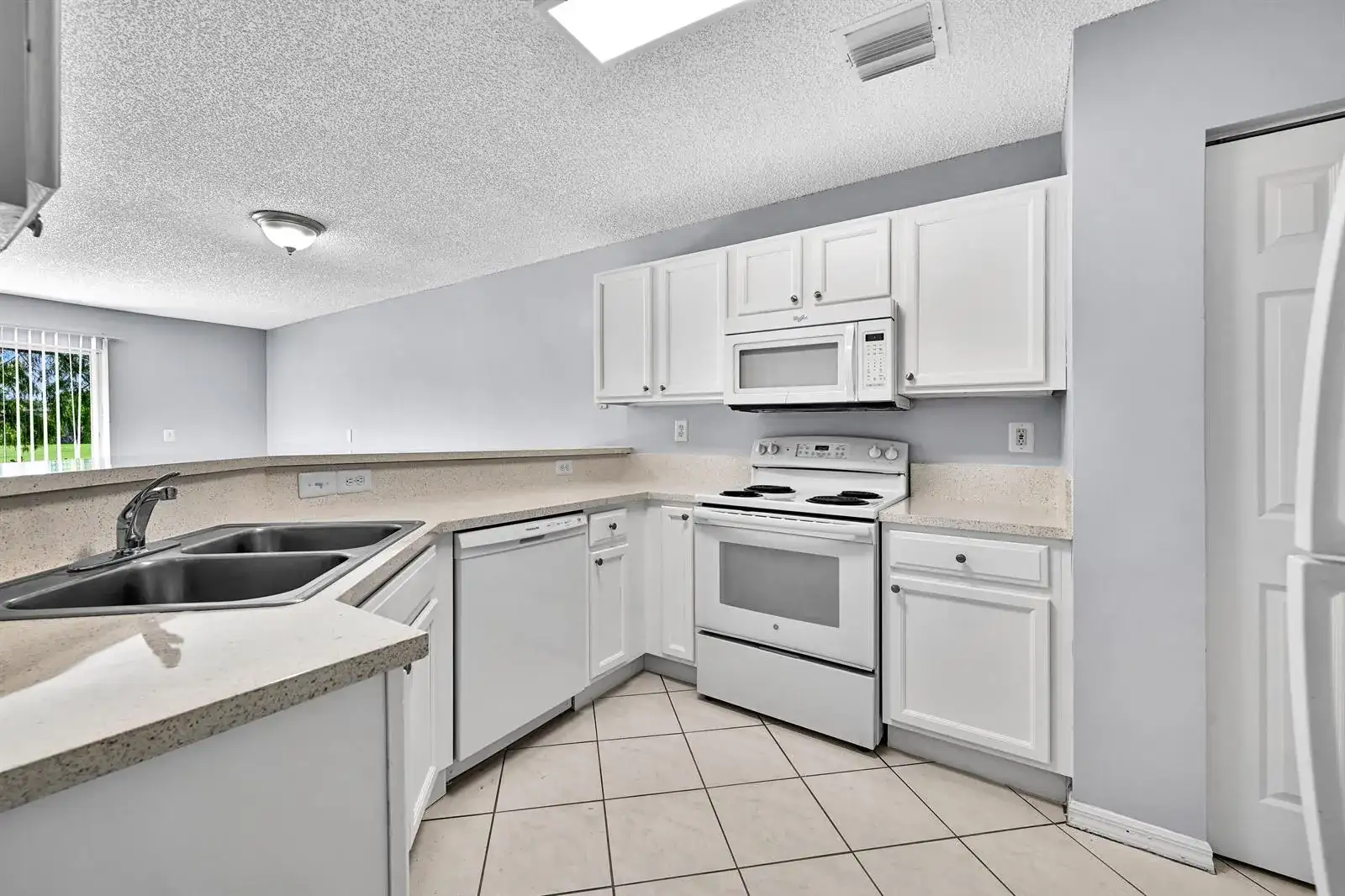 8658 S SOUTHGATE SHORES Circle, Tamarac FL 33321 photo 4