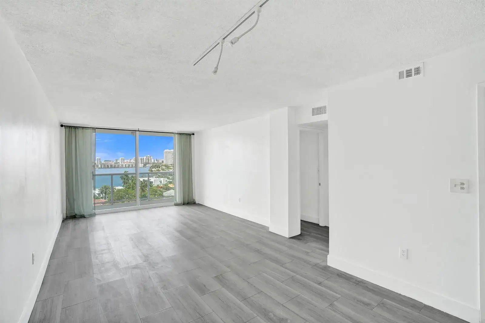 2841 NE 163rd Street # 1111, North Miami Beach FL 33160 photo 4