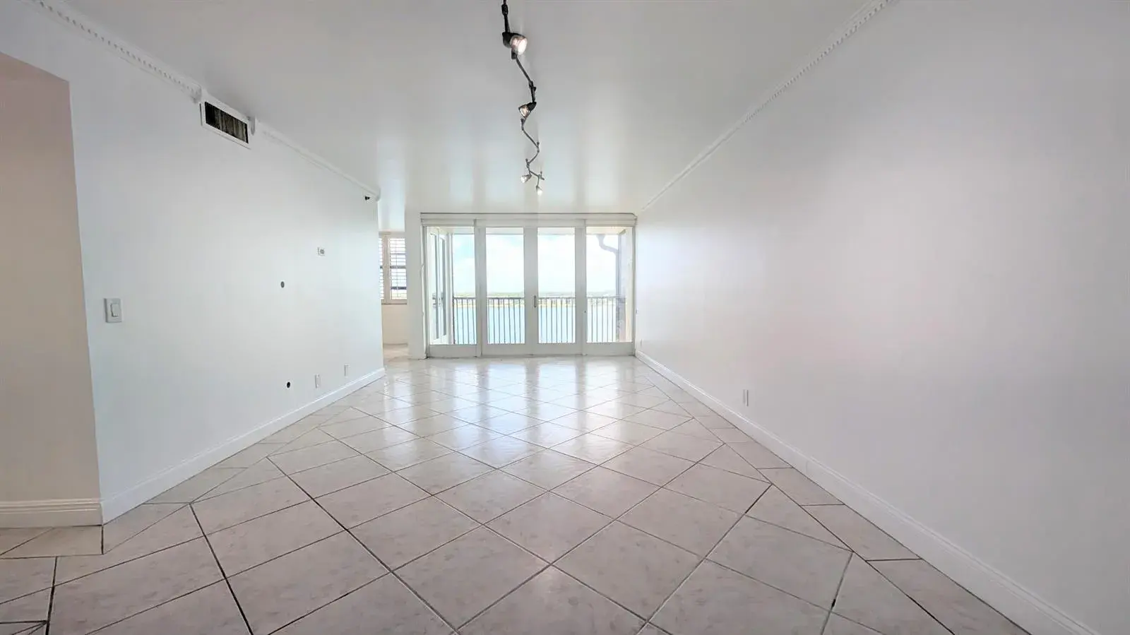 105 Lake Emerald Drive # 810, Oakland Park FL 33309