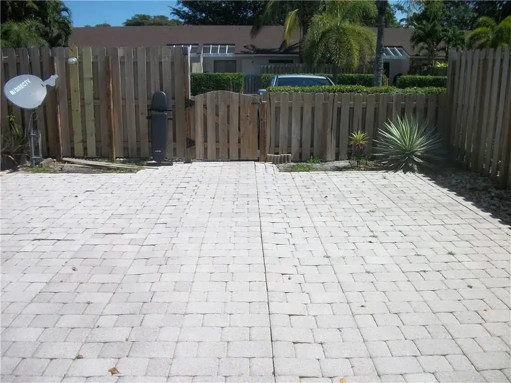 4953 E LAKES Drive, Deerfield Beach FL 33064 photo 2