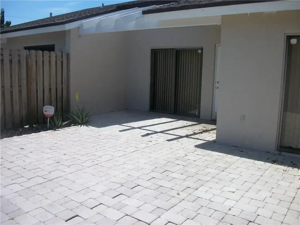 4953 E LAKES Drive, Deerfield Beach FL 33064 photo 4