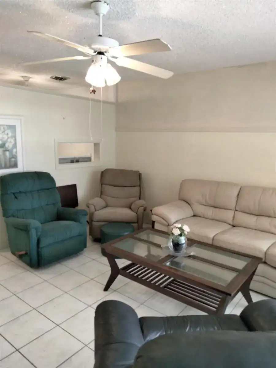 815 SW 10th Terrace # 17V, Hallandale Beach FL 33009 photo 3