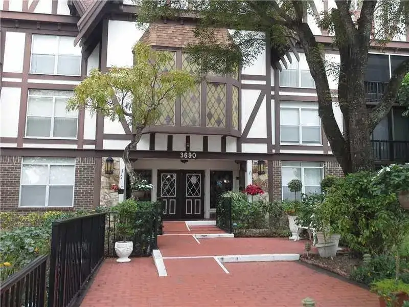 3690 INVERRARY Drive # 2Y, Lauderhill FL 33319