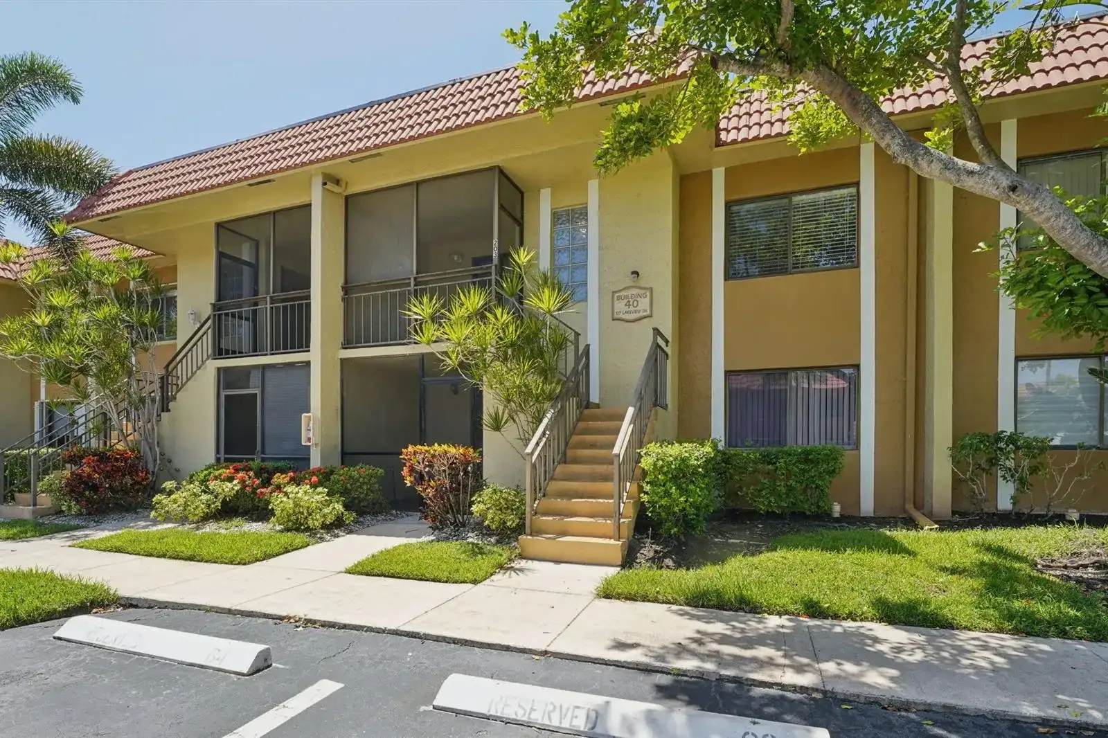327 LAKEVIEW Drive # 203, Weston FL 33326