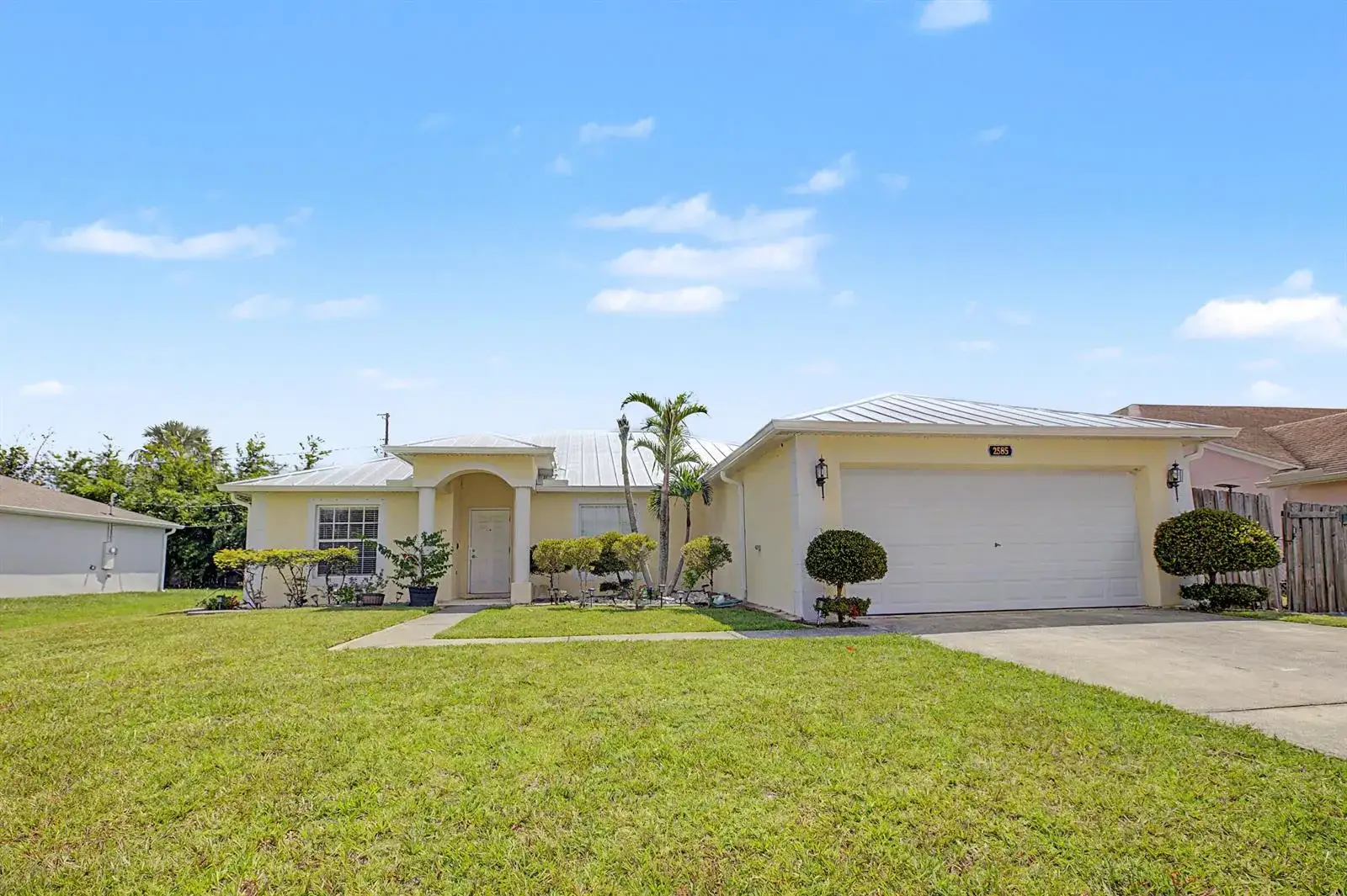 2585 SE LAKEWOOD Street, Port St. Lucie FL 34952
