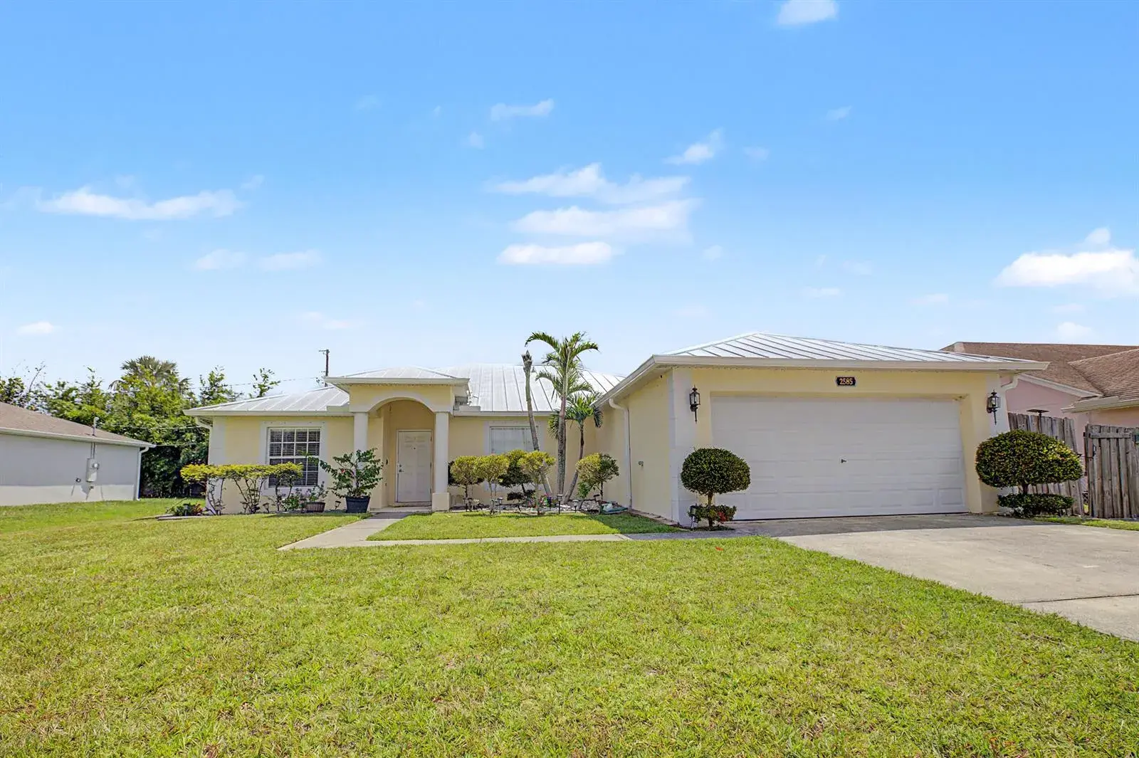 2585 SE LAKEWOOD Street, Port St. Lucie FL 34952