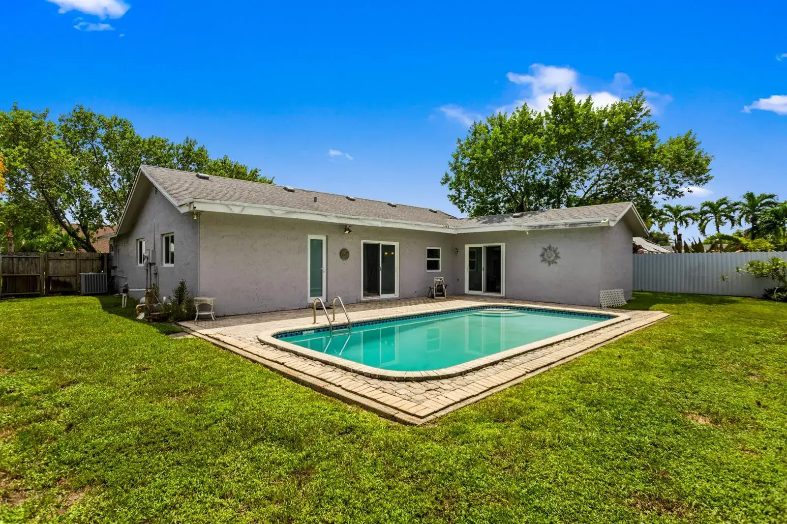 8621 NW 3RD Street, Pembroke Pines FL 33024 photo 2