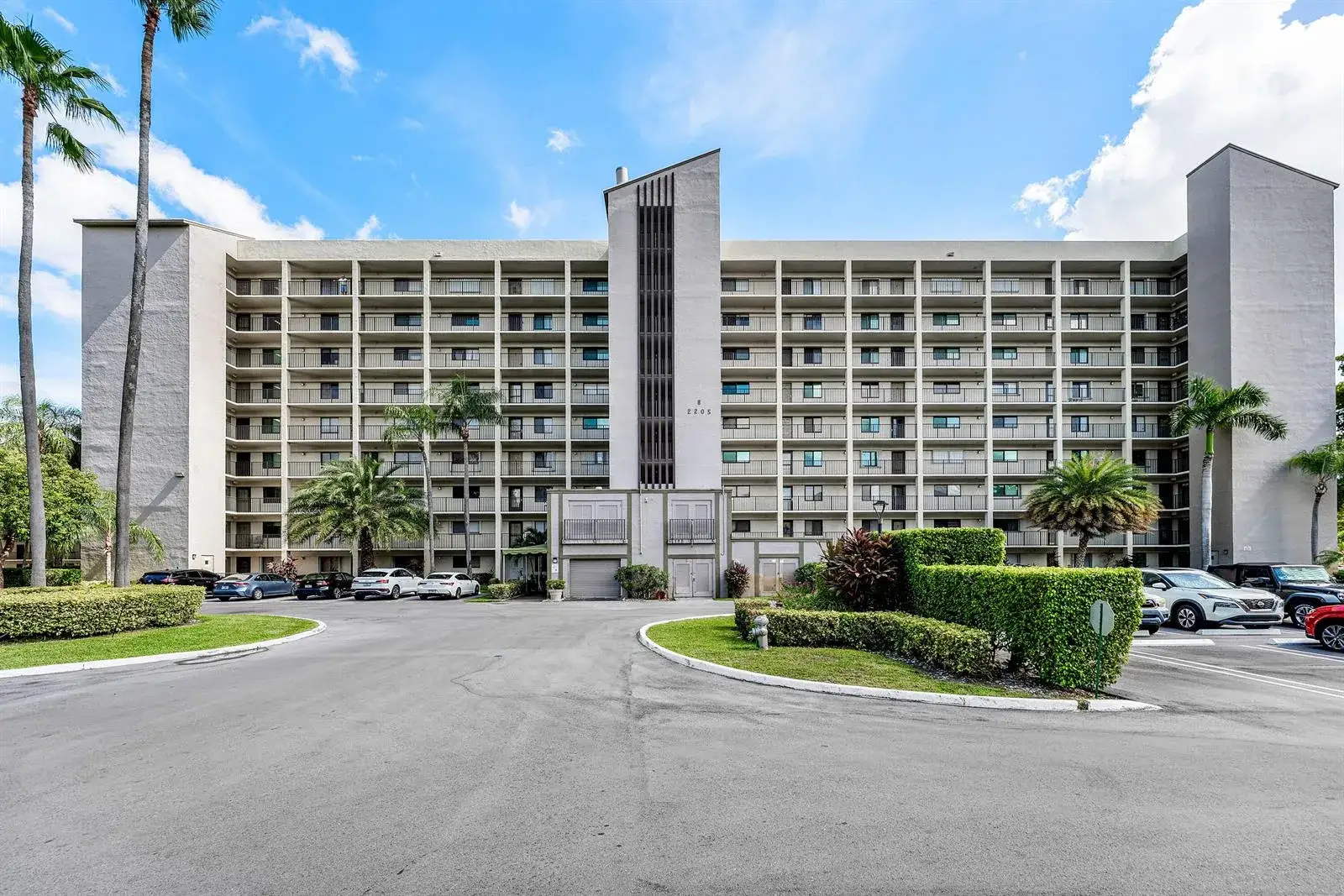 2205 S CYPRESS BEND Drive # 302, Pompano Beach FL 33069