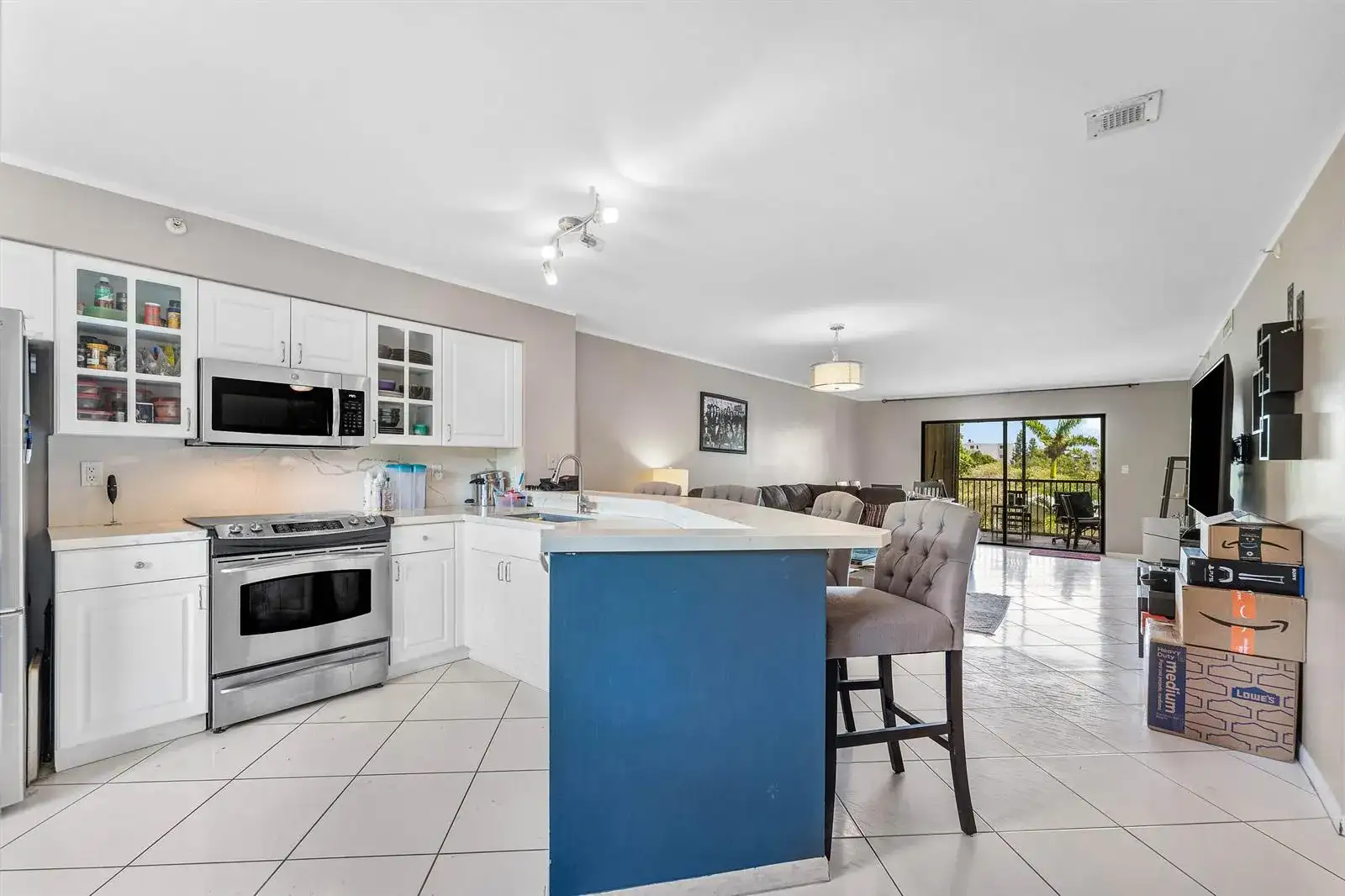 2205 S CYPRESS BEND Drive # 302, Pompano Beach FL 33069 photo 4