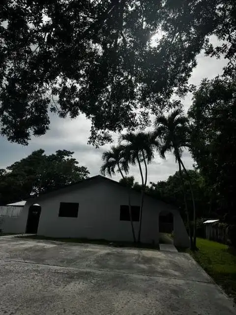 1871 W FOREST Avenue, Palm Springs FL 33406