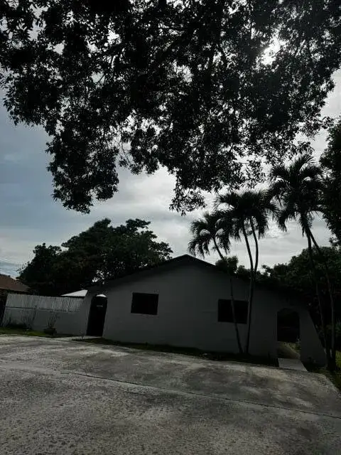 1871 W FOREST Avenue, Palm Springs FL 33406 photo 2