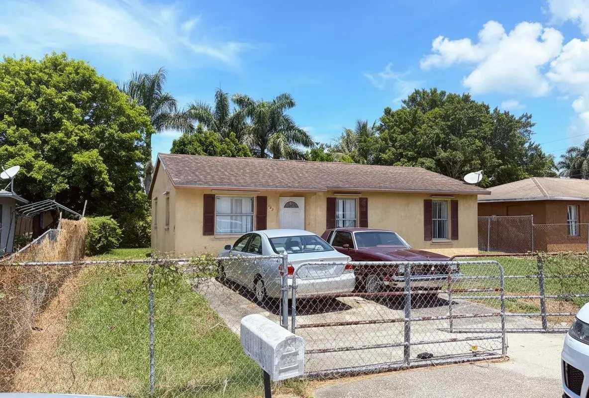 307 Seminole Court, Pahokee FL 33476