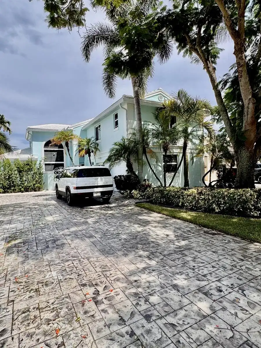 1081 WILSHIRE Circle E, Pembroke Pines FL 33027