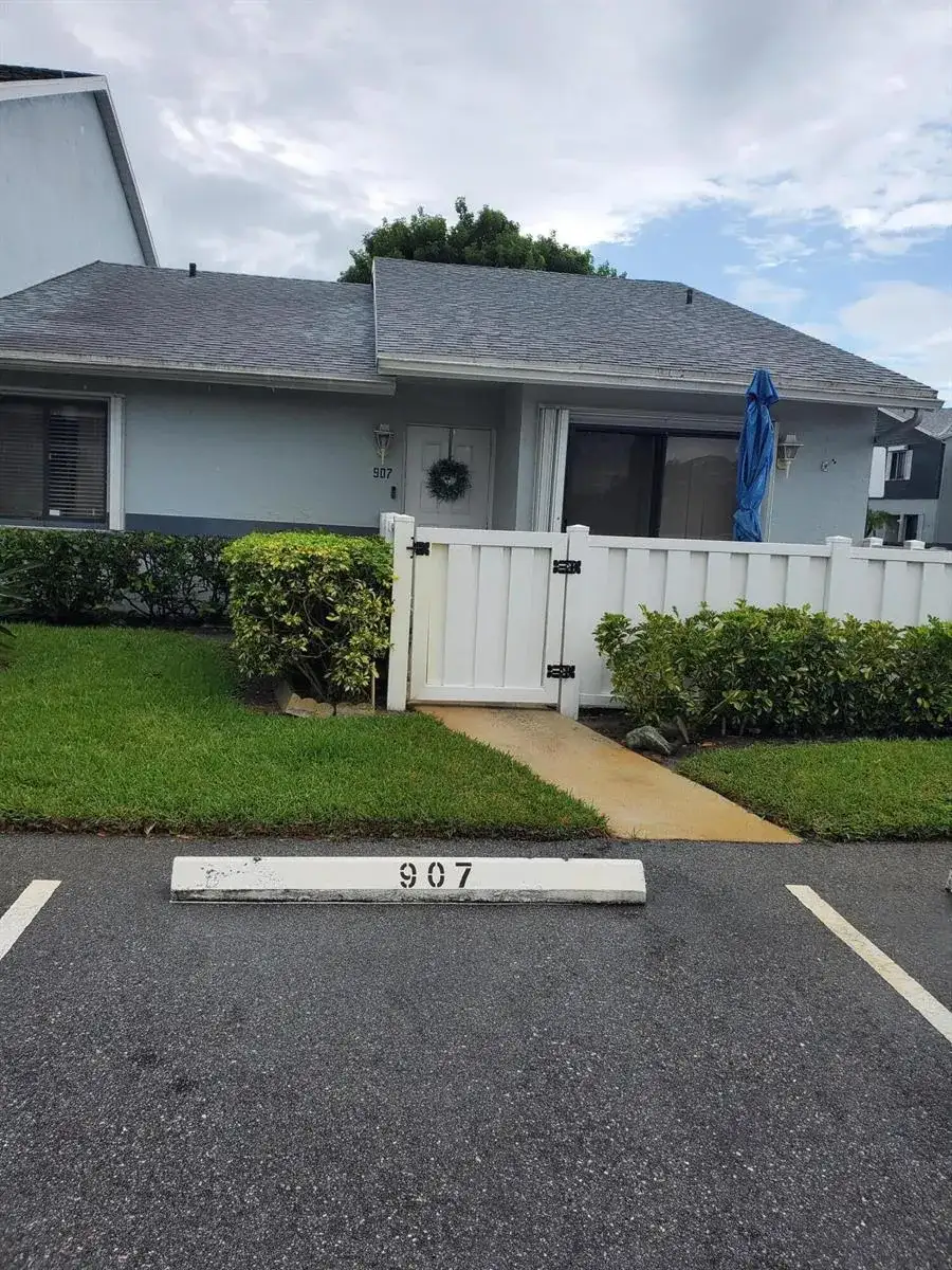 2641 Gately Drive E # 907, West Palm Beach FL 33415 photo 2