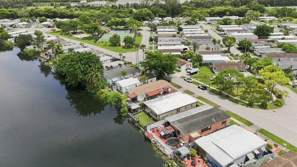 21671 S HERITAGE Circle, Pembroke Pines FL 33029 photo 4