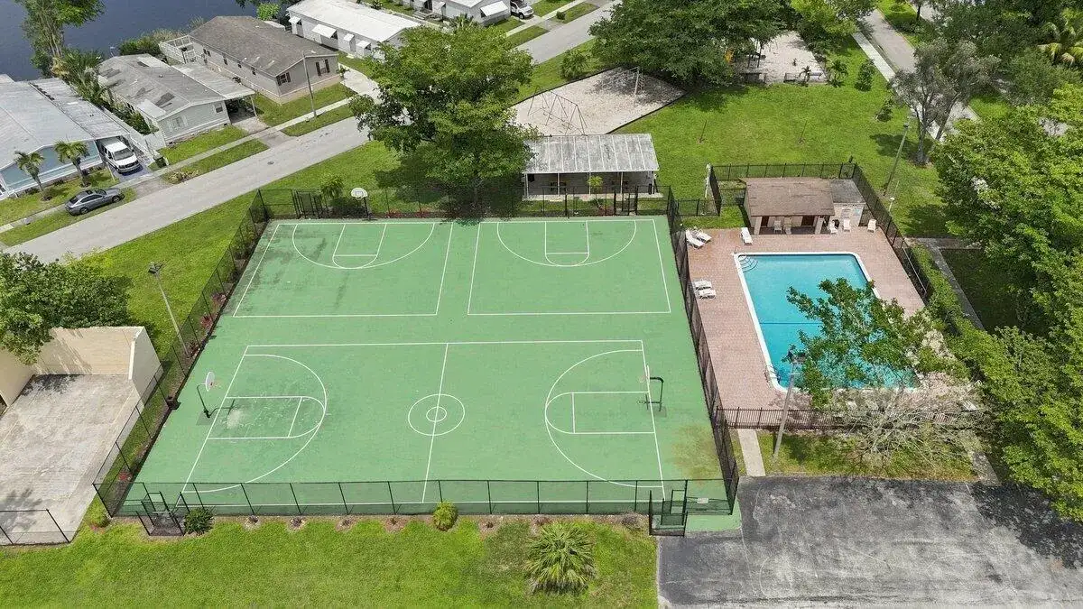 21671 S HERITAGE Circle, Pembroke Pines FL 33029 photo 5
