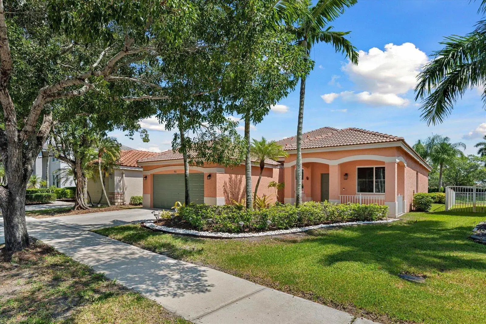 886 SUNFLOWER Circle, Weston FL 33327