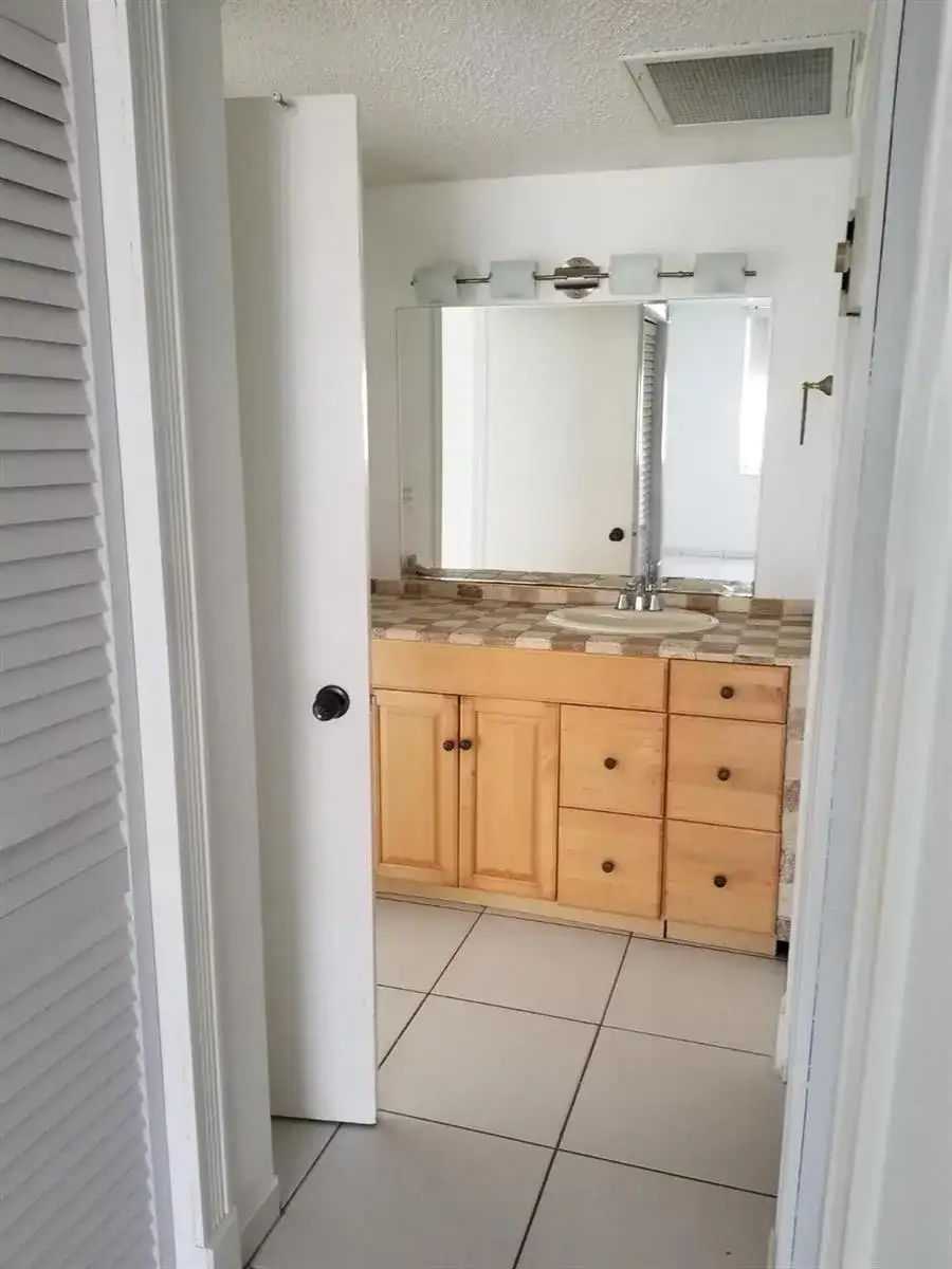 500 BAYVIEW Drive # 817, Sunny Isles Beach FL 33160 photo 2