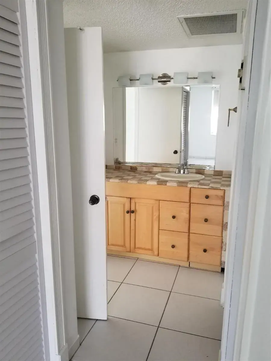 500 BAYVIEW Drive # 817, Sunny Isles Beach FL 33160