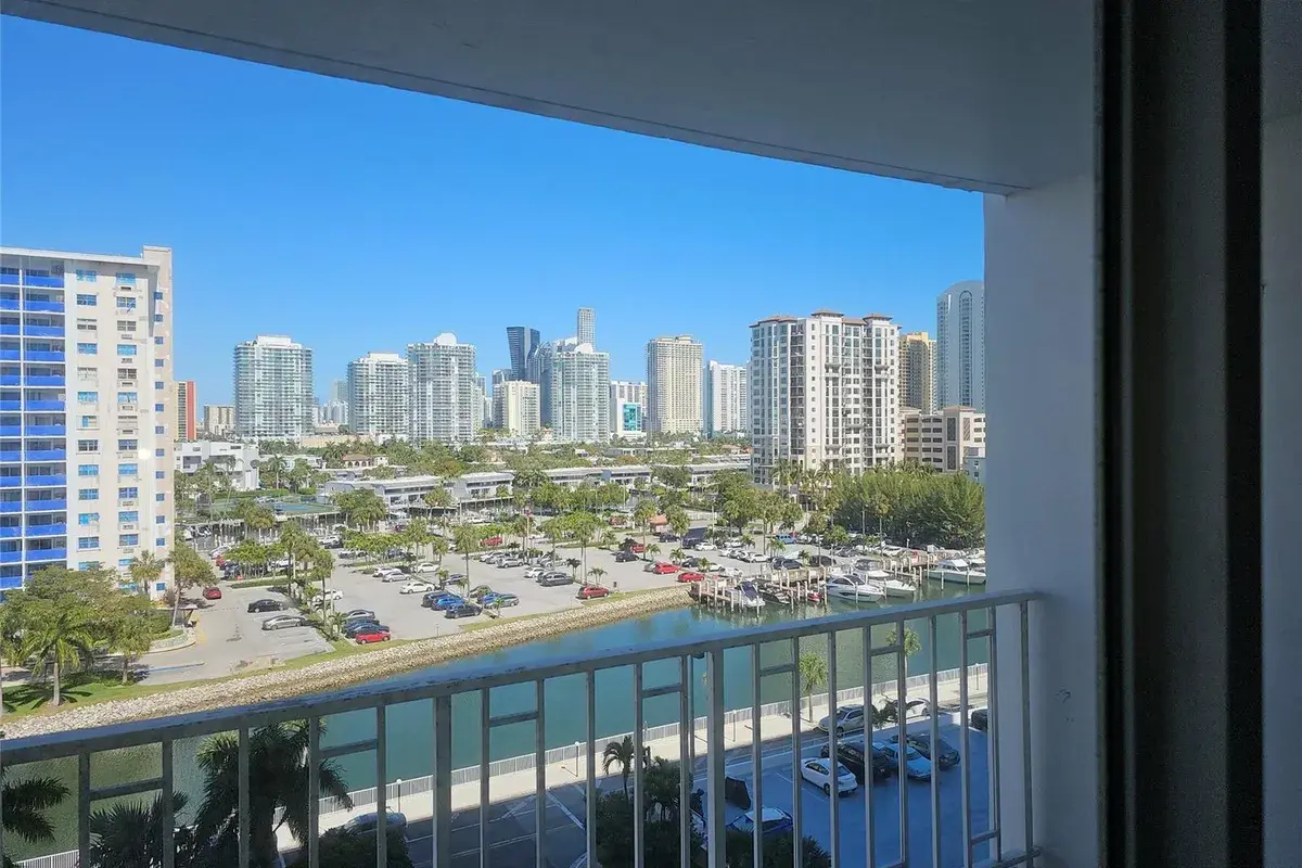500 BAYVIEW Drive # 817, Sunny Isles Beach FL 33160