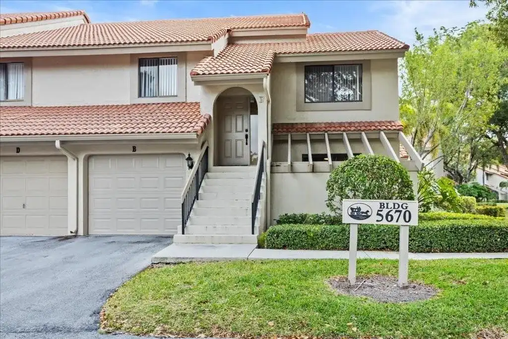 5670 Coach House Circle # B, Boca Raton FL 33486