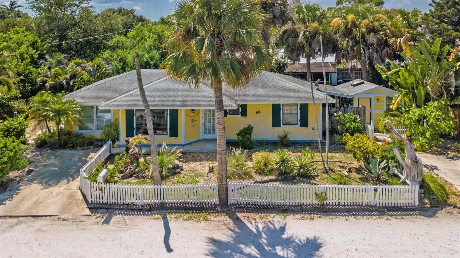 1076 NE BANYAN TREE Drive, Jensen Beach FL 34957 photo 2