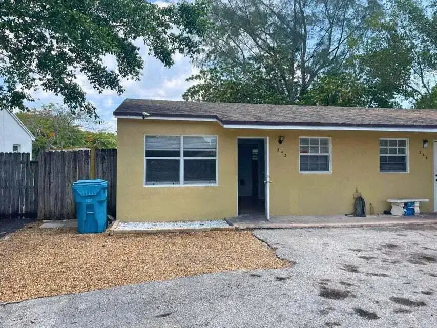 243 SE 24th Avenue, Boynton Beach FL 33435 photo 2
