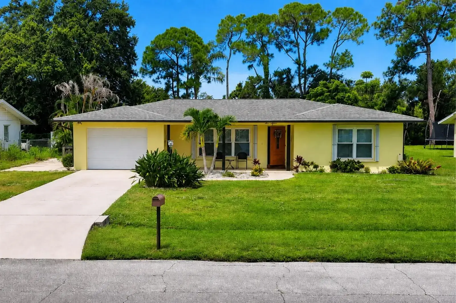 415 SE Calmoso Drive, Port St. Lucie FL 34983 photo 2
