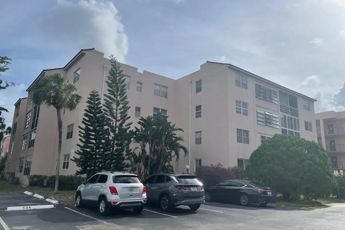 2851 SOMERSET Drive # 111, Lauderdale Lakes FL 33311