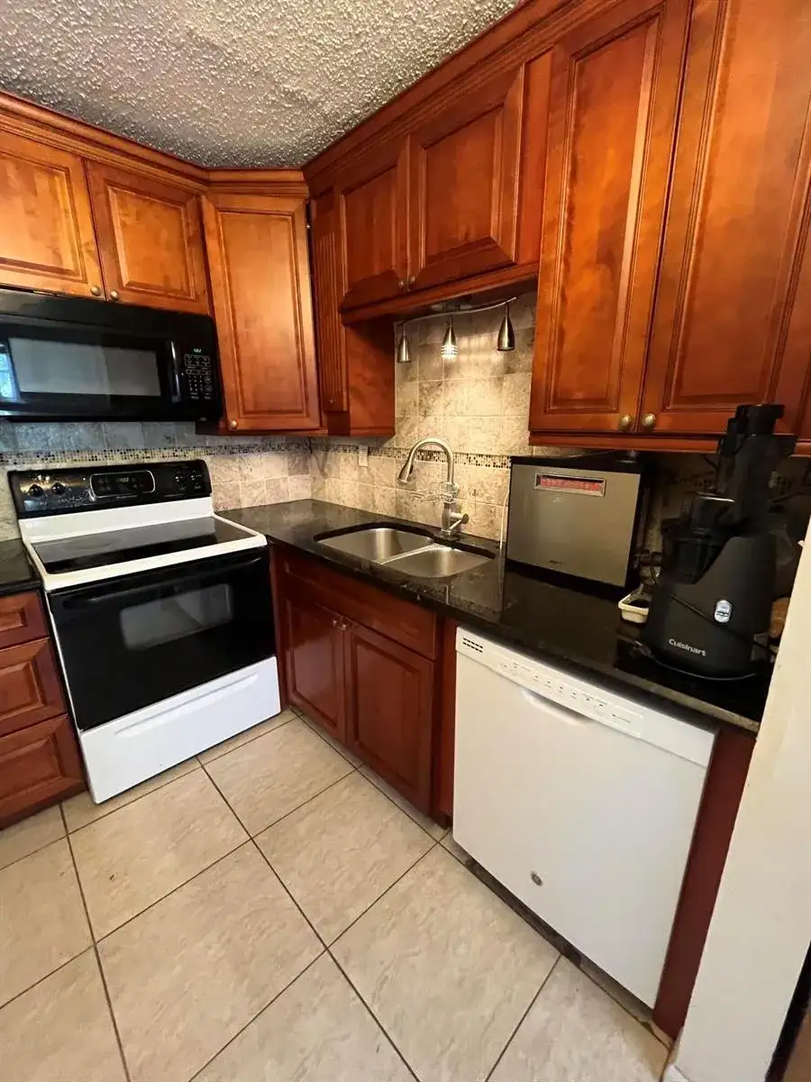 7 FLANDERS A, Delray Beach FL 33484 photo 2