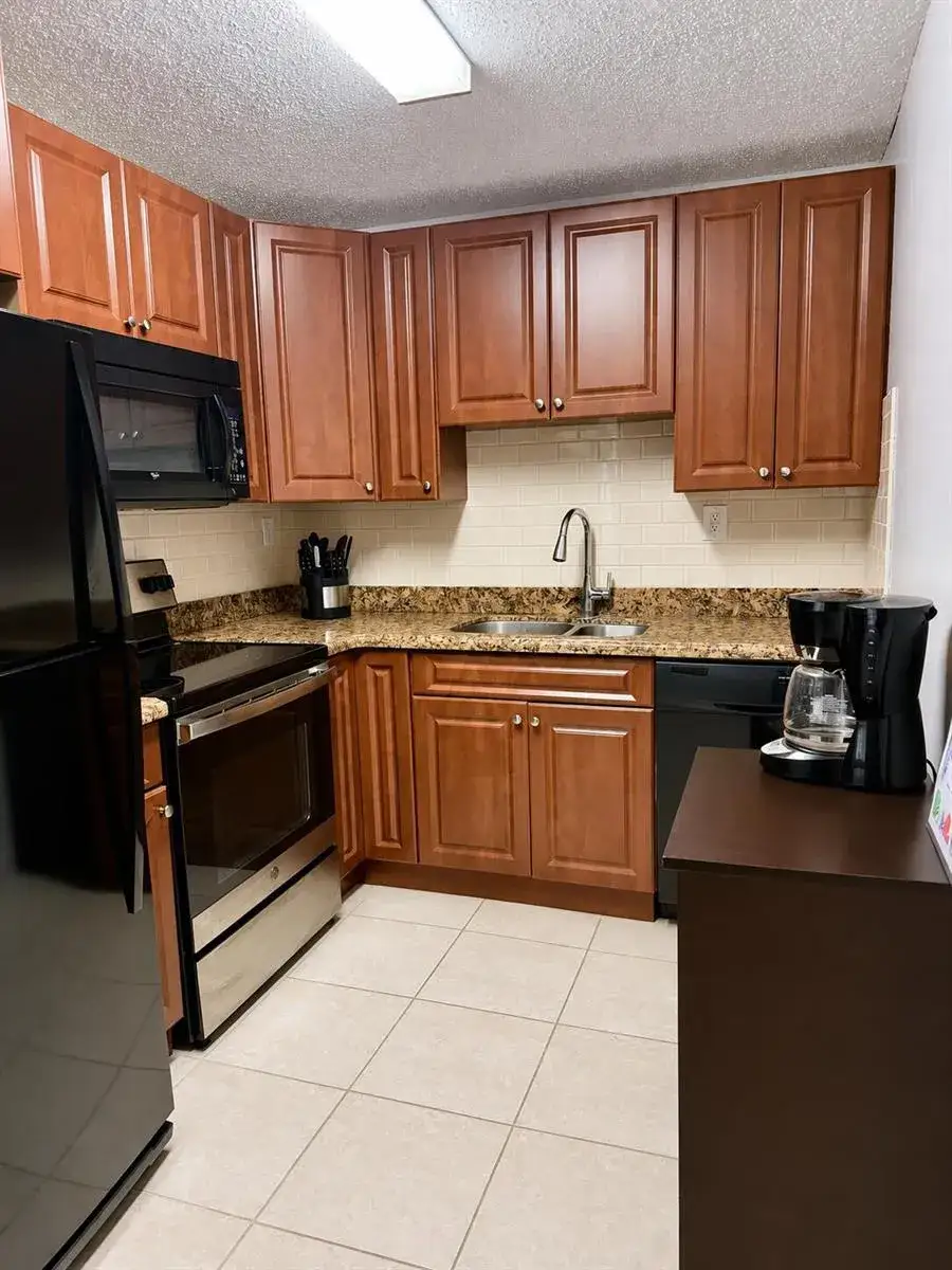 405 MEADOWS Circle # 405, Boynton Beach FL 33436