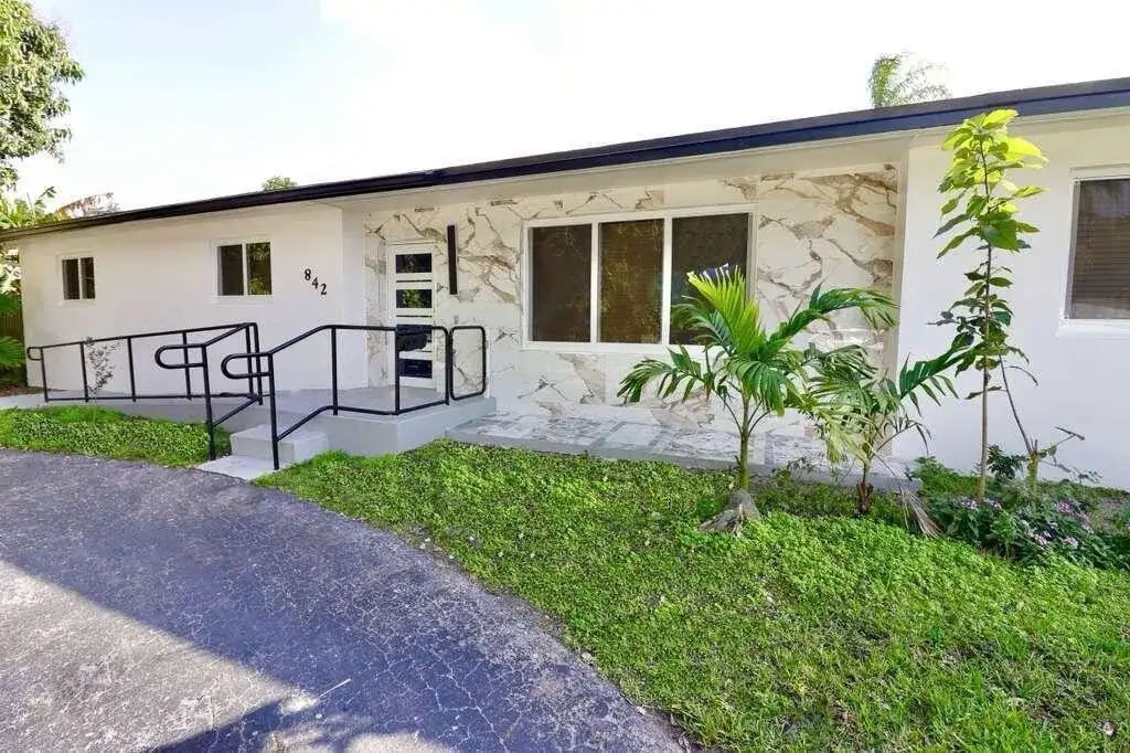842 NE 154TH Street, Miami FL 33162 photo 2