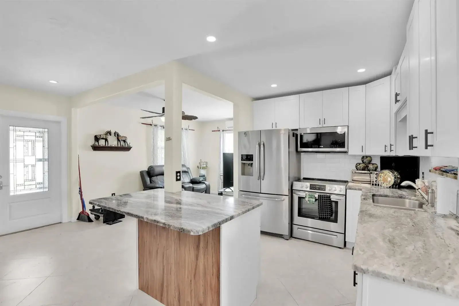5221 NE 16TH Avenue, Pompano Beach FL 33064 photo 2
