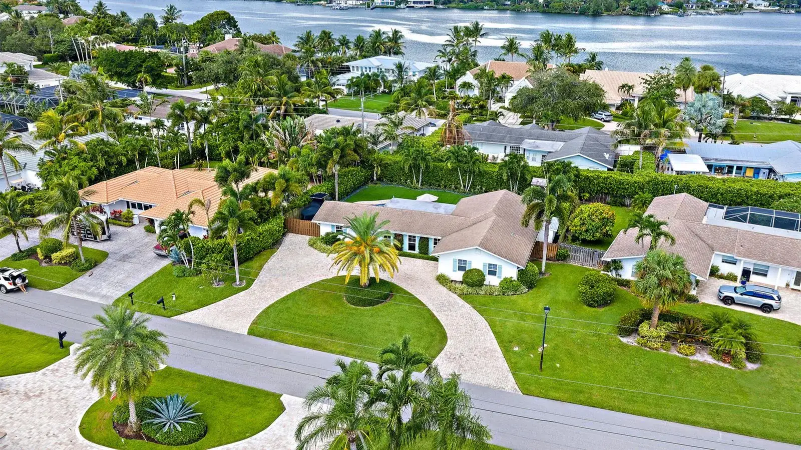 215 Golfview Drive, Tequesta FL 33469 photo 2