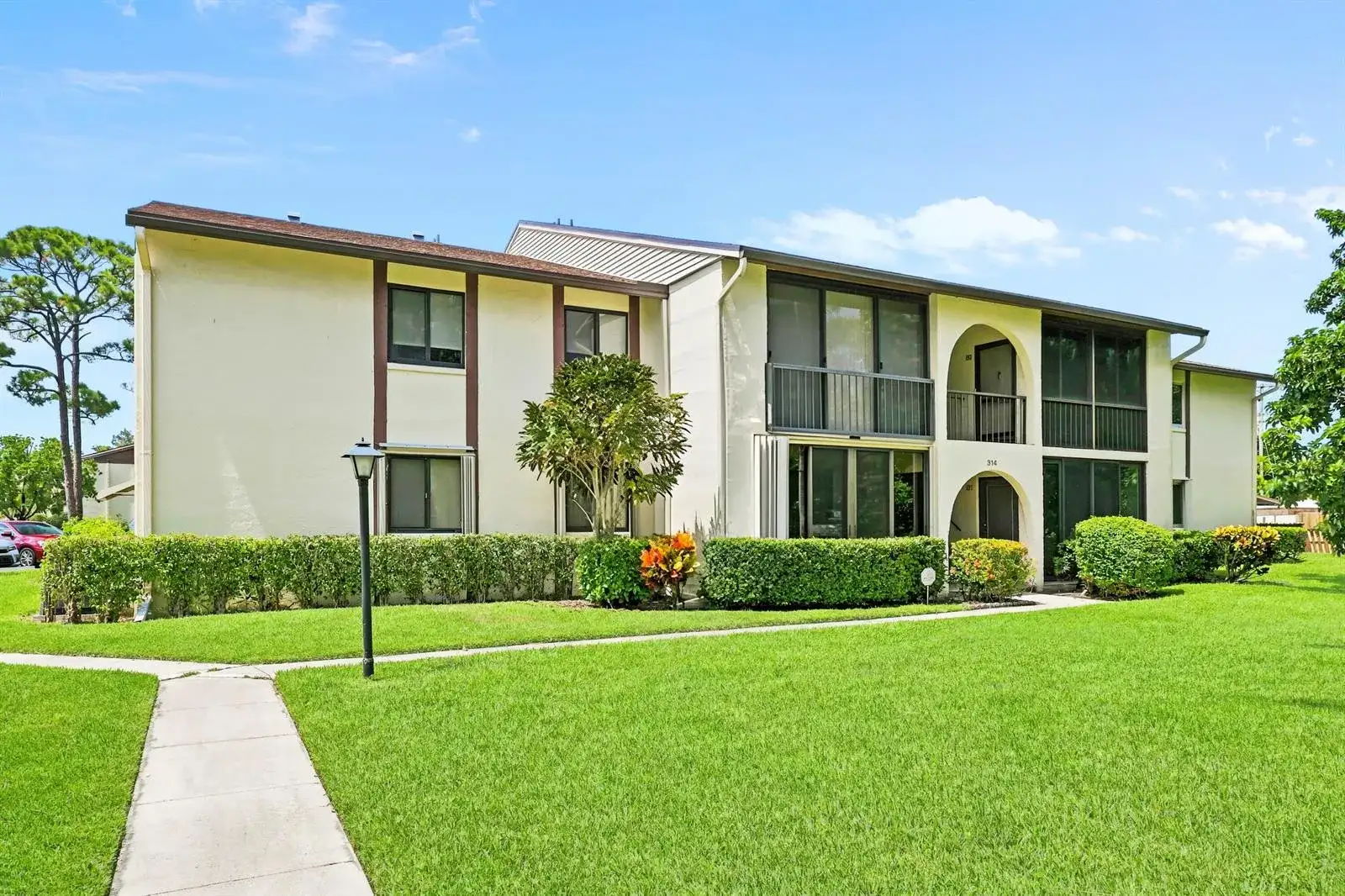 314 Knotty Pine Circle # 1, FL 33463 photo 2